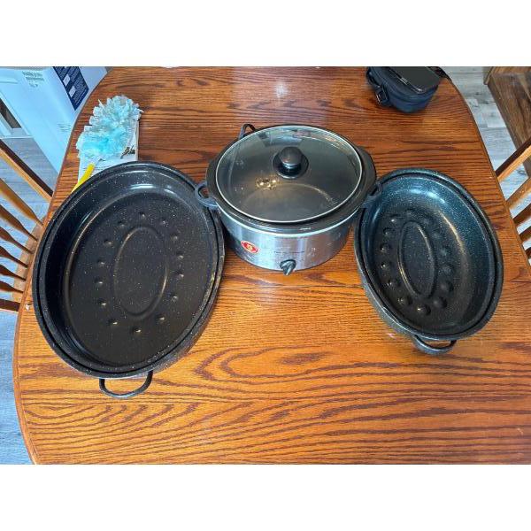 Two roasting pans, one is medium and one is large and a Hamilton Beach Crockpot