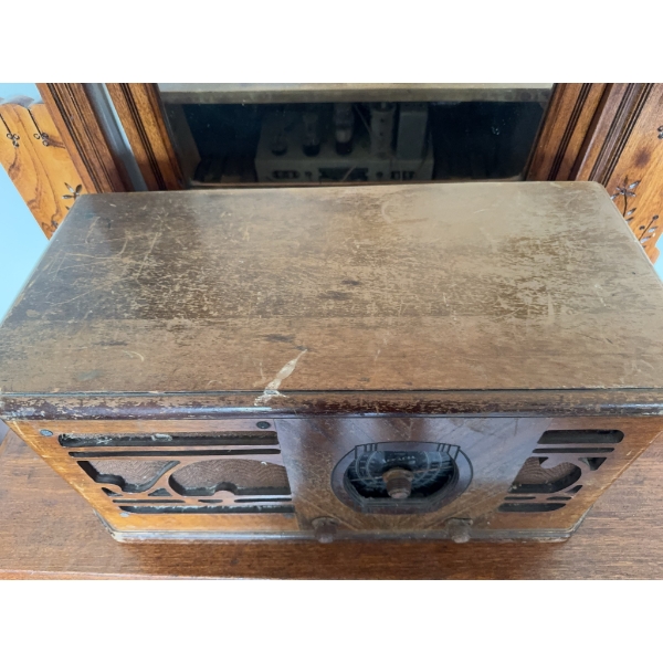 Arcadia battery operated radio receiver, 5-tube superheterodyne, wood case, made by Dominion Electro