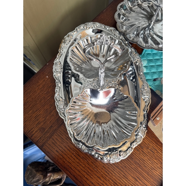 collectible  shell-shaped serving dish