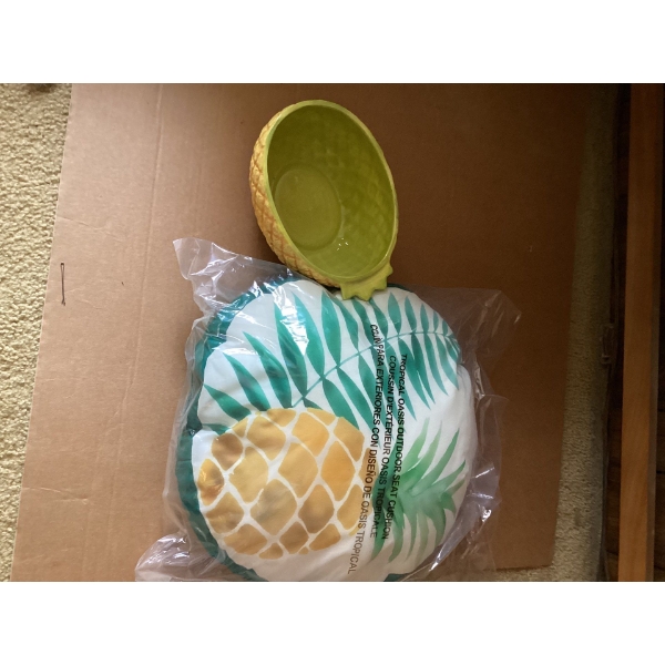 This is a tropical oasis outdoor seat cushion with a pineapple and palm leaf design. 
Translation:

