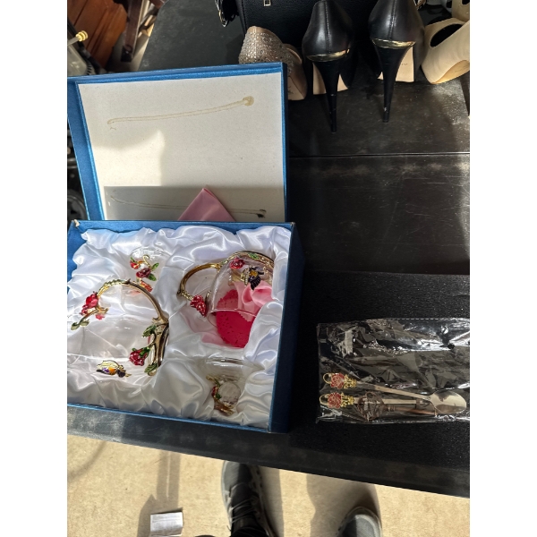 Decorative glass set with spoon