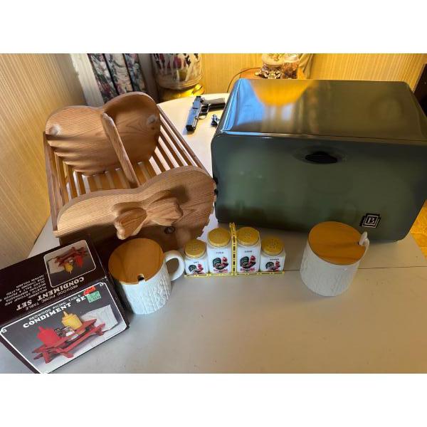 VINTAGE BREAD BOX AND VITAGE KITCHEN WEAR VERY COOL
