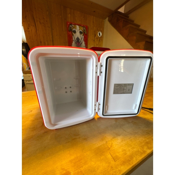 A portable 4-liter thermoelectric mini fridge and warmer, model AAD-4LA1. Operates in both cooling a