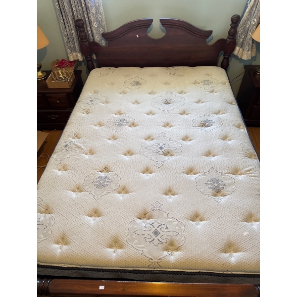 VERY NICE MATRESS QUEEN DEEP POCKET AND BOX SPRING