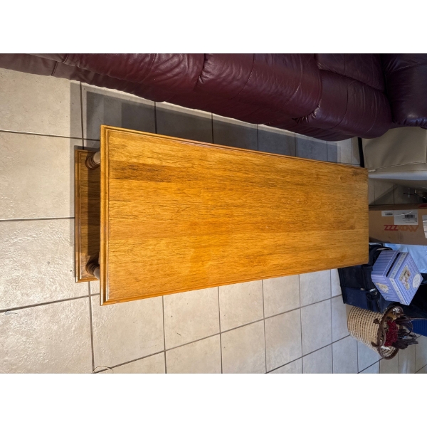  vintage-style wooden coffee table features a rectangular top, sturdy turned legs, and built-in stor