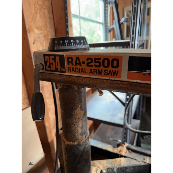 RA-2500 radial arm saw with a 10-inch blade and a 254 mm cutting capacity. The saw is mounted on a m