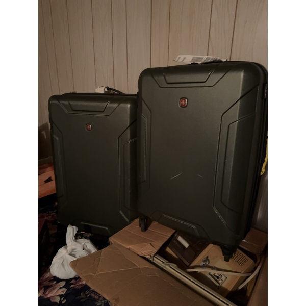 Nice suitcase set with all contents included. The entire room's air is also included with the lot. A