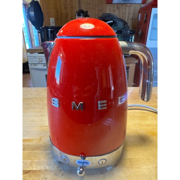 Smeg 50's Retro Style Variable Temperature Kettle in red, 1.7 liters (approximately 7 cups). Feature