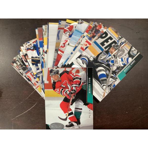 Set of 25 Parkhurst hockey cards. 92-93