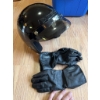 Image 6 : Black CS-5 motorcycle helmet with visor and a pair of black leather RoadTour gloves. The helmet feat