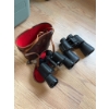 Image 3 : Bushnell binoculars, black finish, featuring textured grip and central focus adjustment. Includes a 