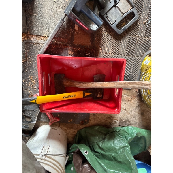  Roughneck log splitting maul, specifically a model with a 3.6kg/8lb head. 