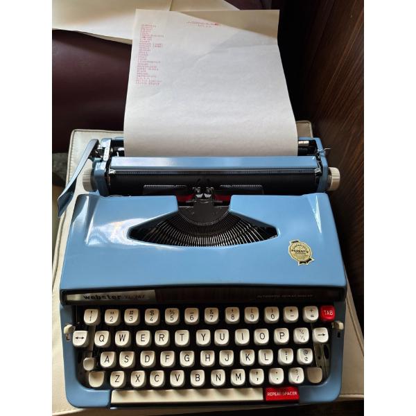  vintage typewriter works with carrying case