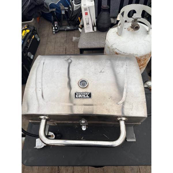 BACKYARD GRILL WITH LARGE 20 POUND PROPAIN TANK