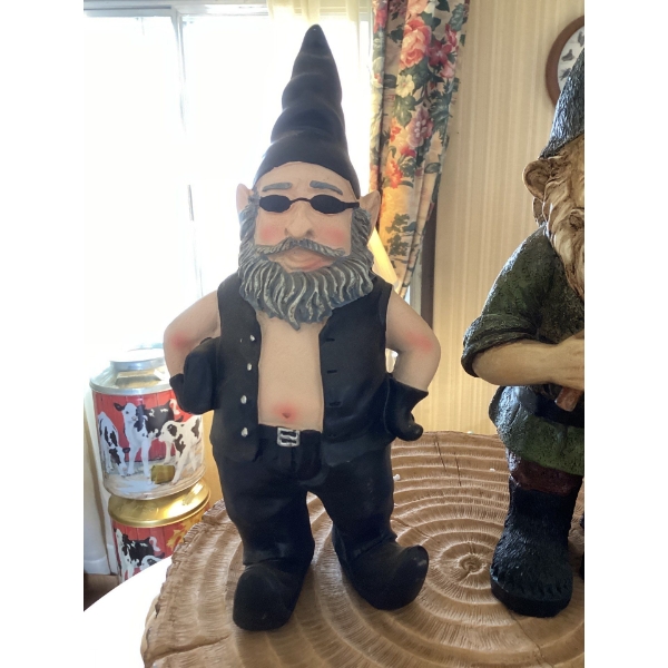  Leopard, cat table, and garden gnomes.