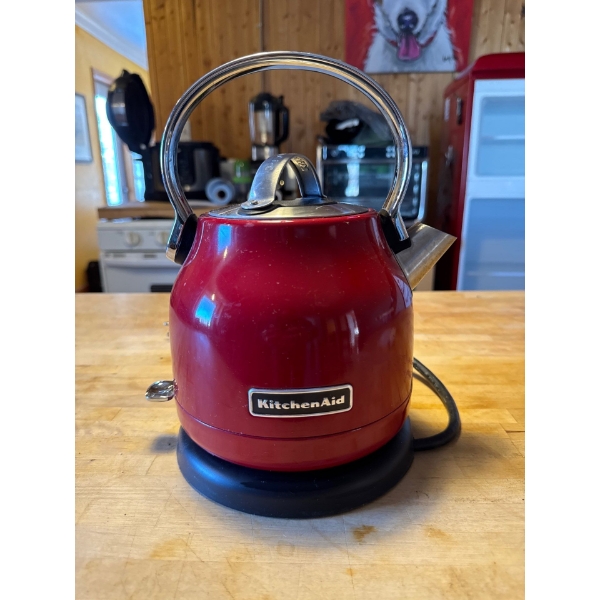 A KitchenAid 1.25 L Electric Kettle in the color Empire Red, 1.25 liters, Stainless steel body with 