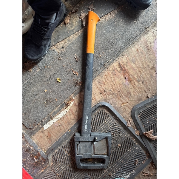  Fiskars splitting axe, featuring a signature orange and black design designed for efficient wood sp