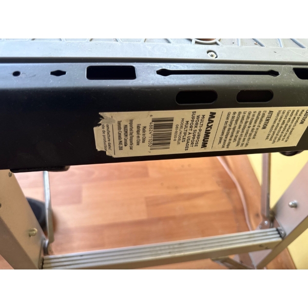  Maximum folding work table, designed for portability and easy storage in garages or workspaces. 
Fe