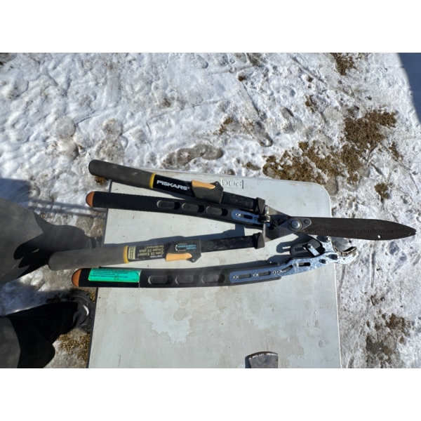 Fiskars PowerGear hedge shears designed to make cutting easier and more efficient.
Technology: Featu