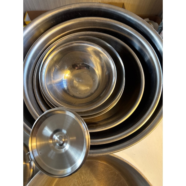 This is a collection of vintage aluminum bakeware and kitchen tools, including various cake pans, Je