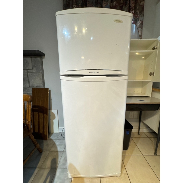  white Mabe Twist Air refrigerator featuring a top-mount freezer design.
Brand: Mabe
Model/Feature: 