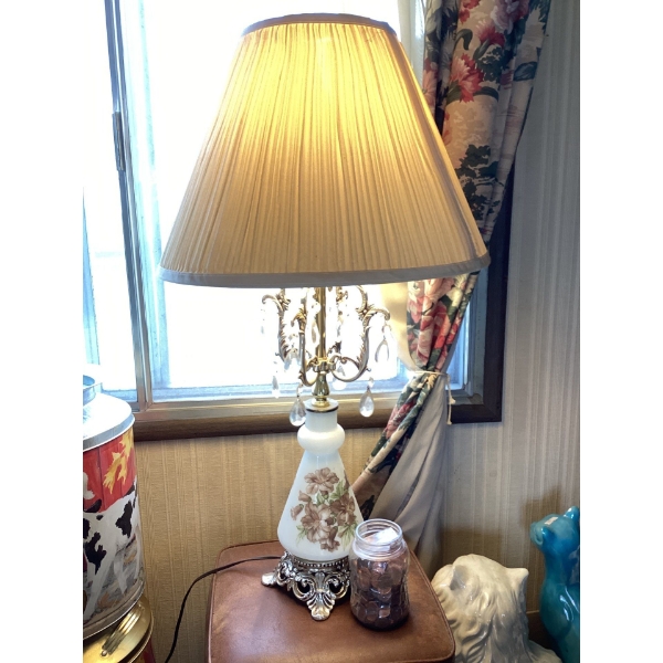 This is a vintage porcelain or ceramic table lamp, possibly in the Capodimonte or Samson style, feat