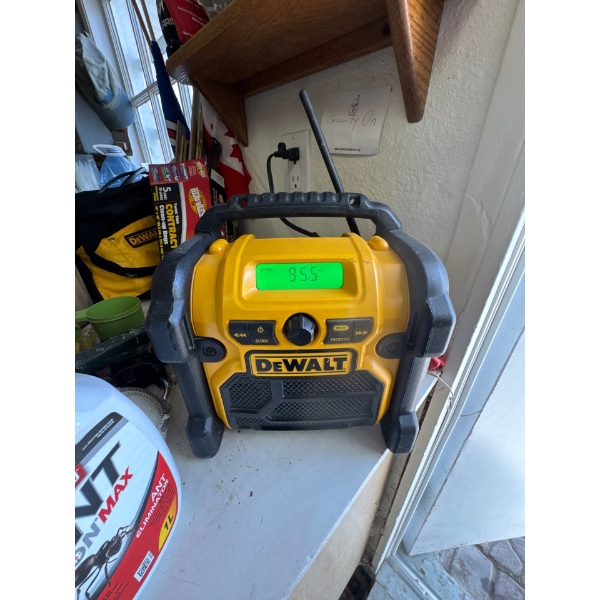DEWALT DCR018 12V/20V MAX Compact Worksite Radio. 
