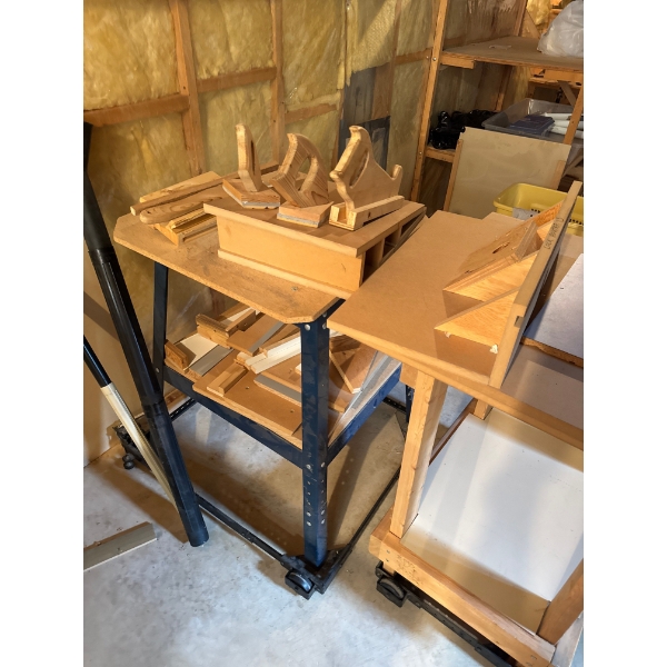  homemade woodworking router table designed for precision routing tasks. 
Structure: Features a stur