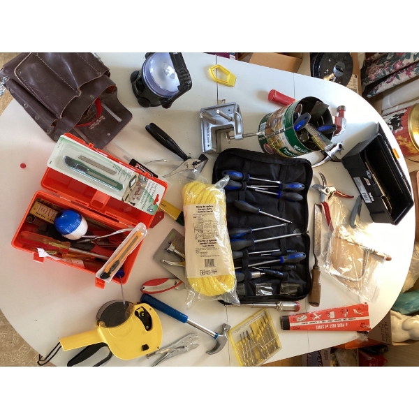  Brand new razors, vice grips, screwdrivers, miscellaneous. I almost stacked it. Needlenose pliers, 