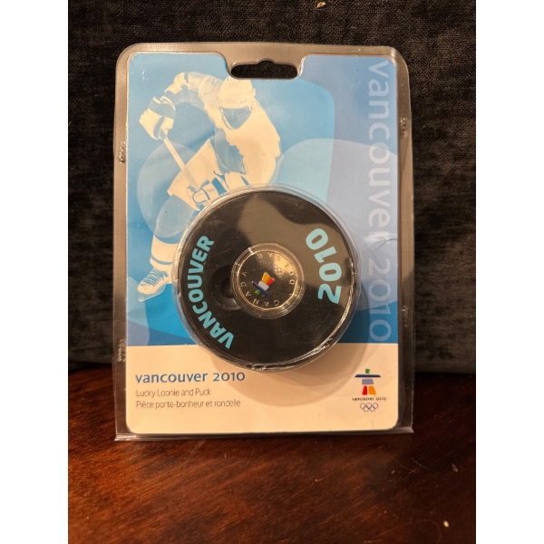  Royal Canadian Mint 2010 Vancouver Olympic Winter Games Lucky Loonie and Puck set. 
Puck: Features 