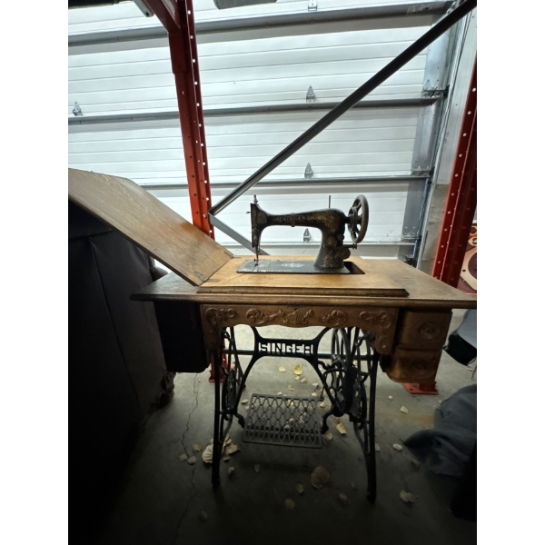 Singer model 15984120. Desk.