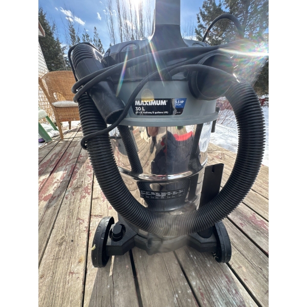  MAXIMUM Stainless Steel Wet/Dry Vacuum featuring a 30-liter (8 US gallons) corrosion-resistant tank
