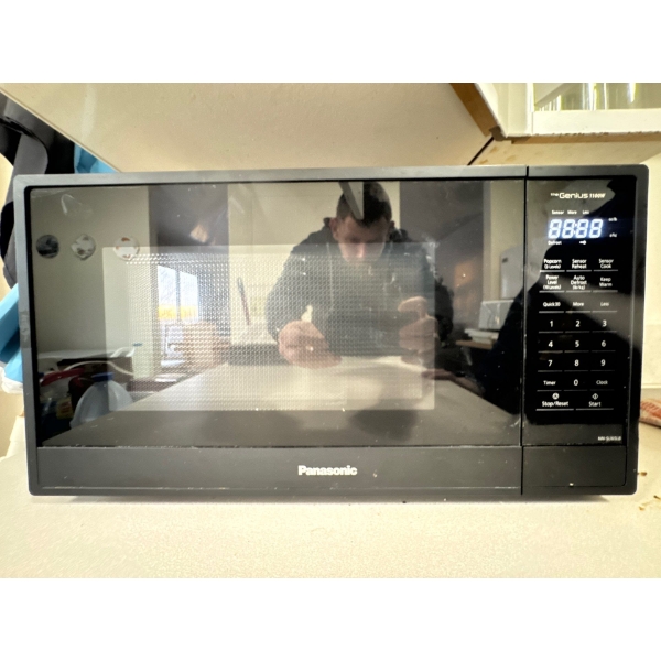 This is a Panasonic Genius Inverter countertop microwave oven. Key features include: 
1100 Watts of 
