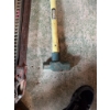 Image 2 : Hi-Lift mechanical farm jack with a steel frame and a yellow-handled sledge hammer Manufacturer deta
