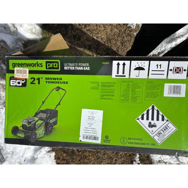 Greenworks Pro 60V 21" brushless cordless lawn mower, model M060L05.
Voltage: 60V for high power per