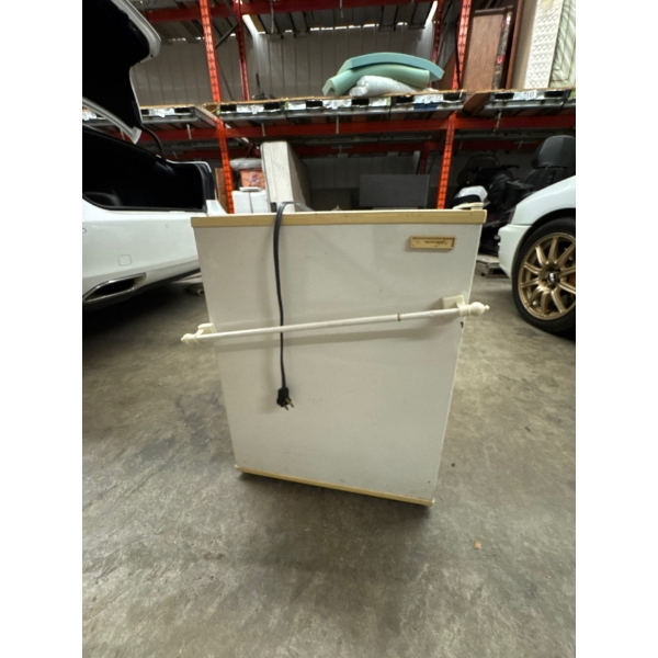 MINI FRIDGE HANDLE IS REMOVEABLE 