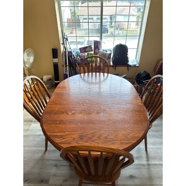 Oak dining table in good condition with 4 matching chairs, table dimensions with one leaf in is 59.5