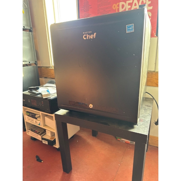  Master Chef 1.7 cu.ft. Compact Mini Bar Refrigerator. 
Model Number: BC-48
SKU: 043-2383-4
Refriger