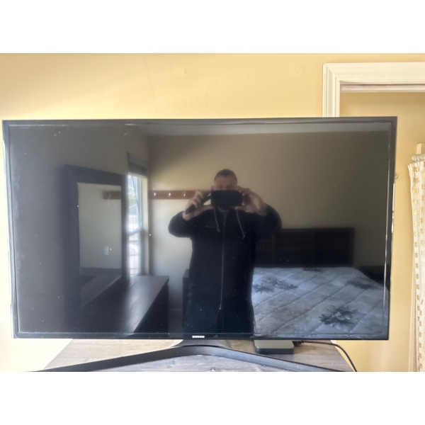 Working Samsung TV 44 inch, with stand and remote