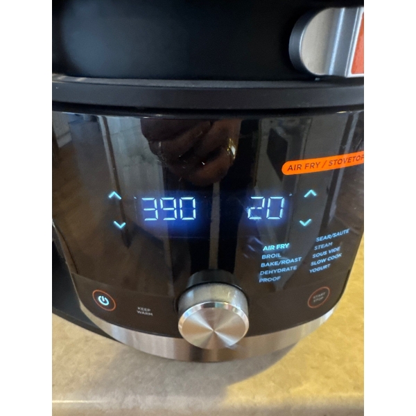 Ninja Foodi Smart XL, barely used, very clean, in good condition, It includes a smart lid slider to 