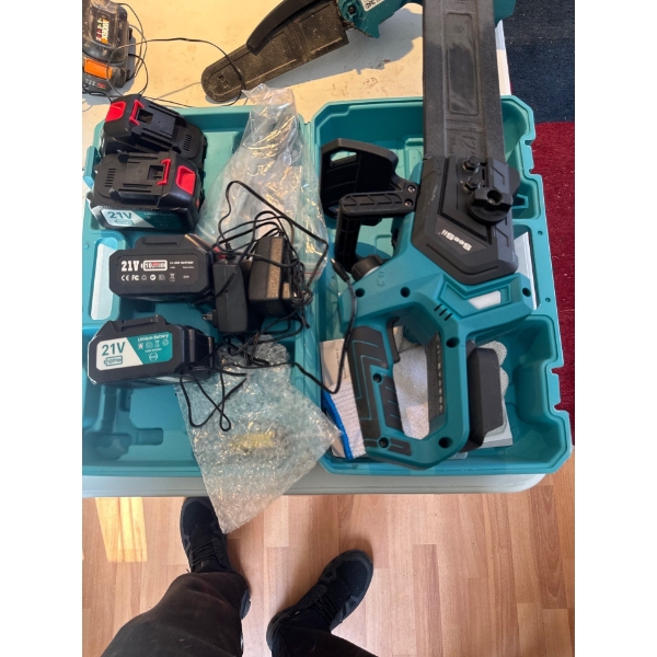  SeeSii 12-inch Cordless Chainsaw Kit. 
Technology: Features a brushless motor and an automatic oili
