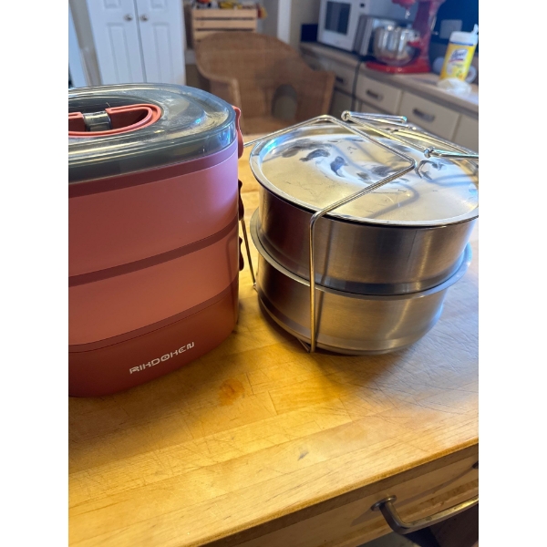  RIKDOKEN 3-Layer Stackable Bento Lunch Box. 
Capacity: 2.6 Liters.
Material: Food-grade PP material