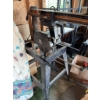 Image 3 : RA-2500 radial arm saw with a 10-inch blade and a 254 mm cutting capacity. The saw is mounted on a m