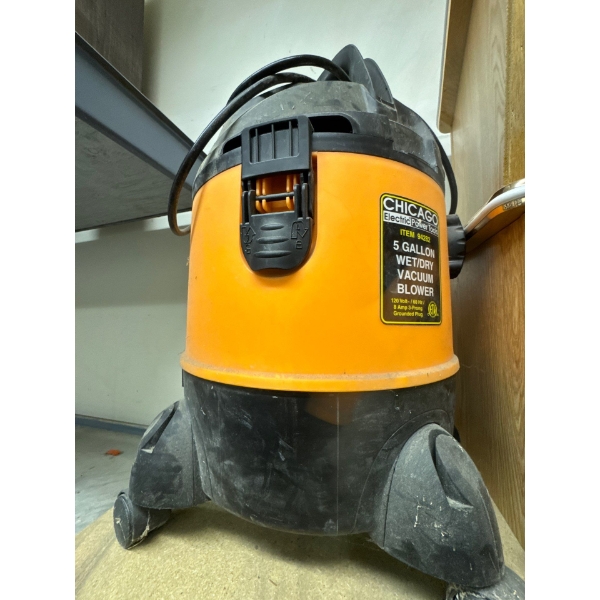 Chicago Shop Vac with a 5 gallon wet/dry vacuum blower, no hose