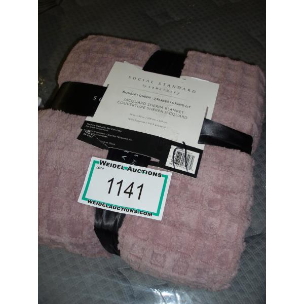 Double/Queen light Comforter