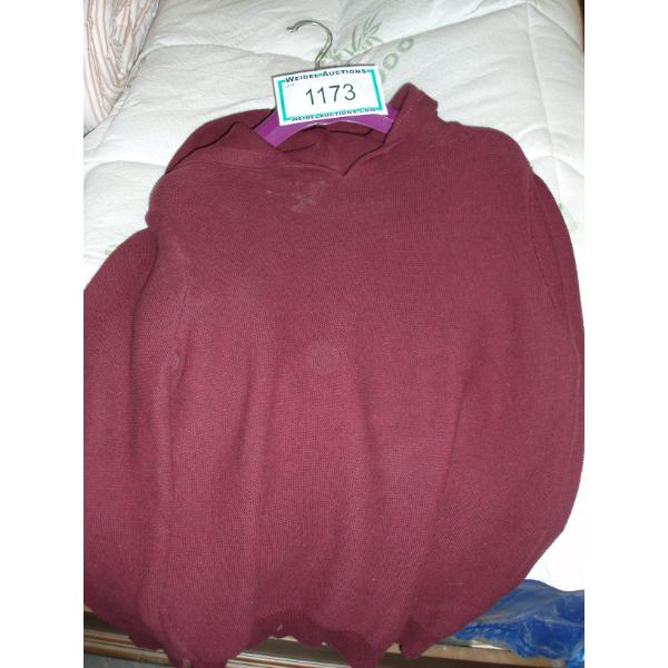 Size M - Burgandy Hooded Seater