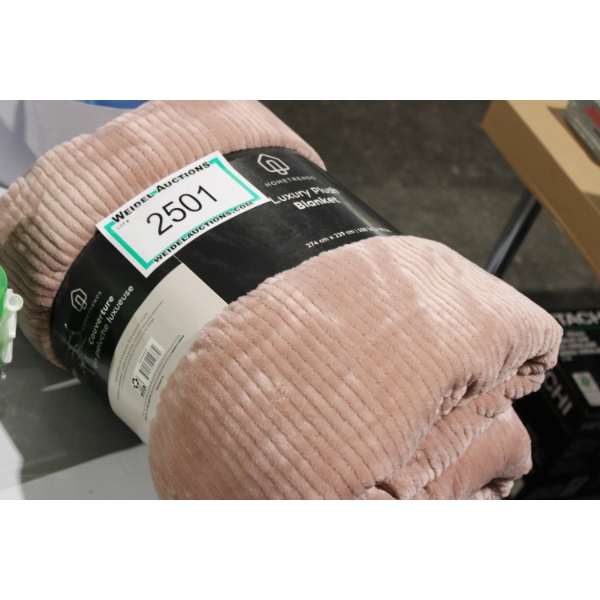 Hometrends Luxury Plush Throw, pink