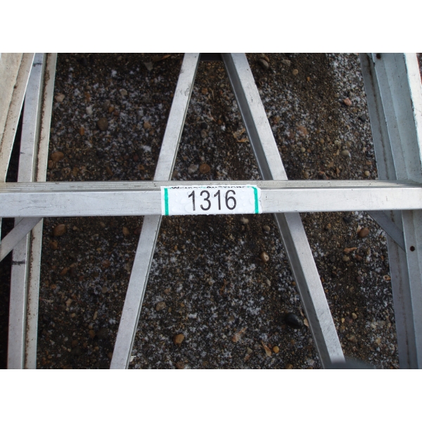 14' step ladder - 1 step damaged