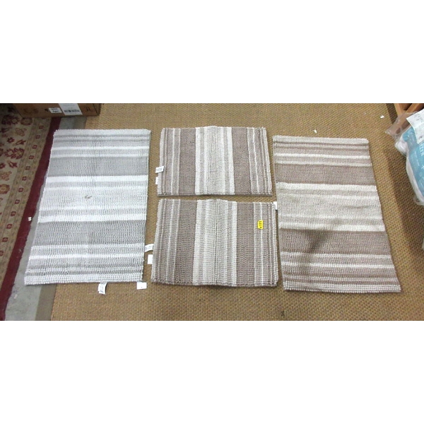 4 Assorted Size Bath Mats - Customer Returns