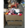 Image 1 : 2 Short Skids of Clothing & Soft Household Goods